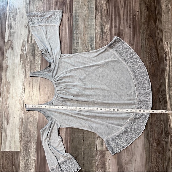 Umgee Womens Burnout Cold Shoulder Blouse Small Gray Keyhole Back Flare Sleeve - Picture 15 of 15